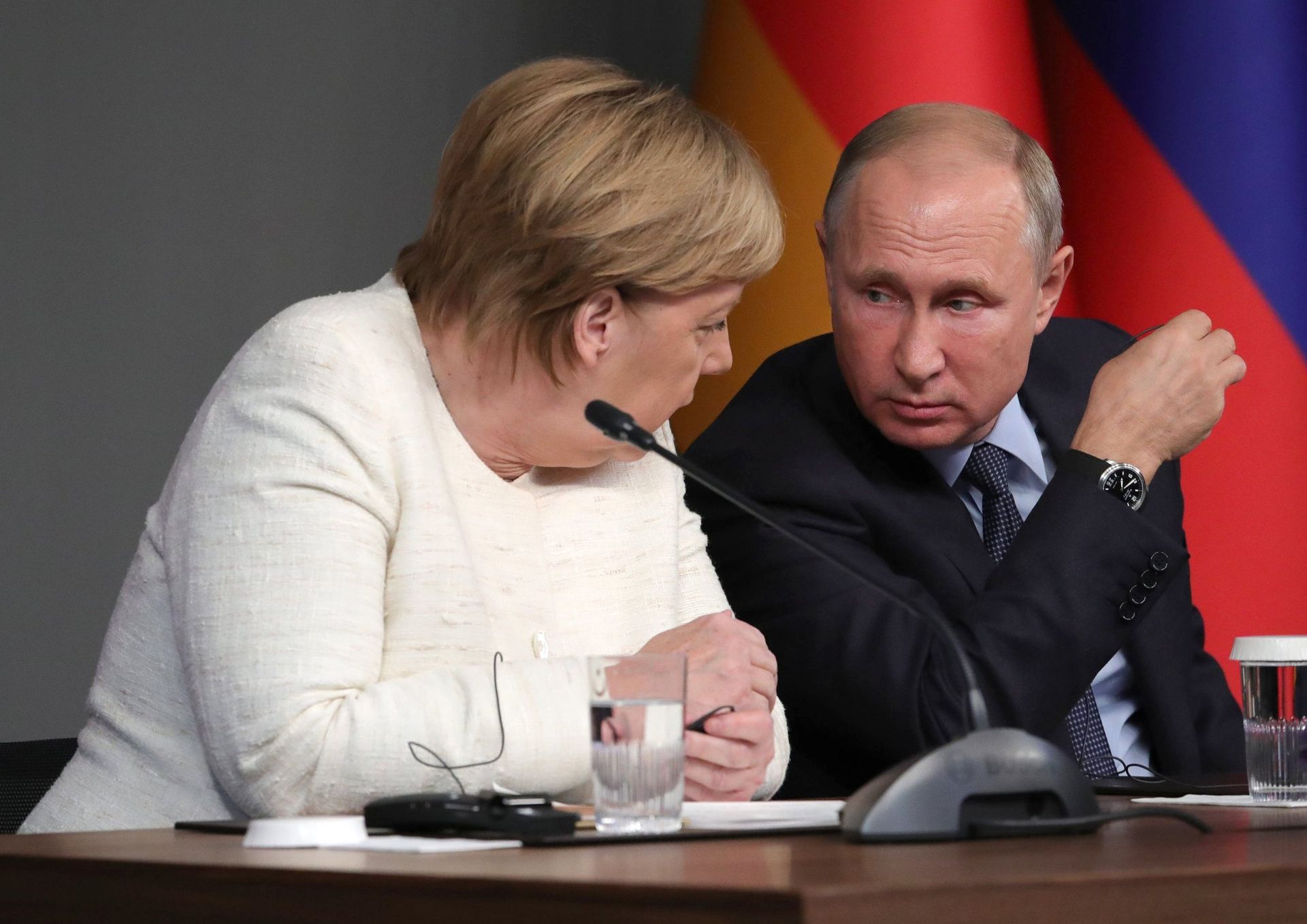 Russian President Vladimir Putin and German Chancellor Angela Merkel during a press conference following the Russia-France-Germany-Turkey summit on Syria in Istanbul on October 27, 2018. Russian President Vladimir Putin and German Chancellor Angela Merkel during a press conference following the Russia-France-Germany-Turkey summit on Syria in Istanbul on October 27, 2018. - Sputnik International, 1920, 26.01.2023