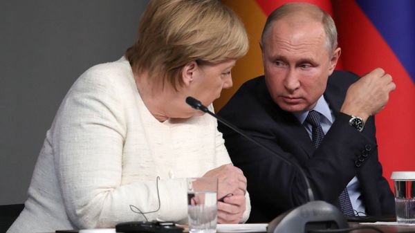 Russian President Vladimir Putin and German Chancellor Angela Merkel during a press conference following the Russia-France-Germany-Turkey summit on Syria in Istanbul on October 27, 2018. - Sputnik International