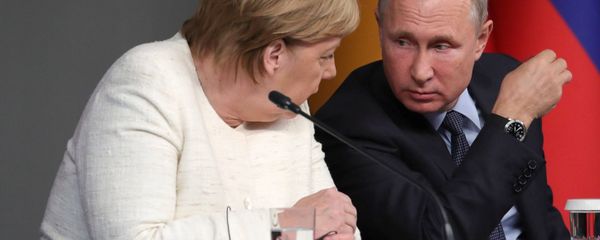 Russian President Vladimir Putin and German Chancellor Angela Merkel during a press conference following the Russia-France-Germany-Turkey summit on Syria in Istanbul on October 27, 2018. - Sputnik International
