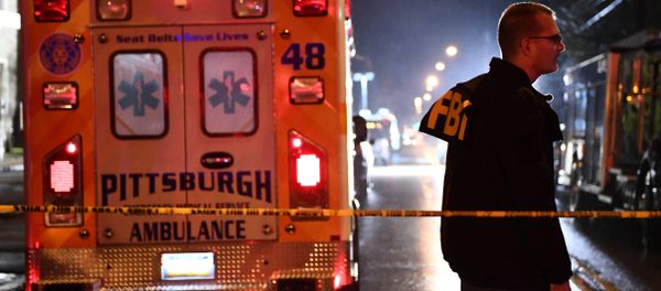 An FBI agent stands behind a police cordon and an ambulance outside the Tree of Life Synagogue (L) after a shooting there left 11 people dead in the Squirrel Hill neighborhood of Pittsburgh on October 27, 2018. An FBI agent stands behind a police cordon and an ambulance outside the Tree of Life Synagogue (L) after a shooting there left 11 people dead in the Squirrel Hill neighborhood of Pittsburgh on October 27, 2018. - Sputnik International