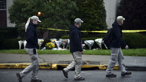 Members of FBI Outside the Tree of Life Synagogue - Sputnik International