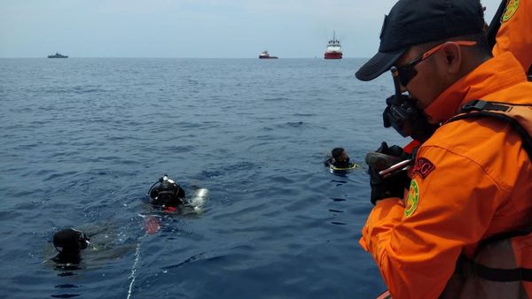 Rescue workers are seen at the site where it is believed the Lion Air flight JT610 crashed, that took off from Jakarta and crashed into the sea, Indonesia October 29, 2018 in this image obtained from social media - Sputnik International