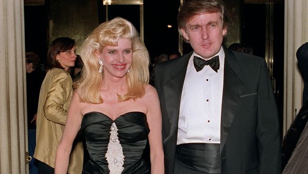 Billionaire Donald Trump and his wife Ivana arrive 04 December 1989 at a social engagement in New York - Sputnik International