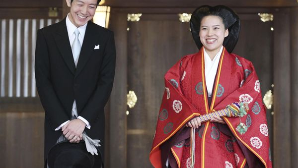 Japanese Princess Ayako (R) and her husband Kei Moriya answer reporters' questions after their wedding ceremony at the Meiji Shrine in Tokyo, Japan, in this photo released by Kyodo on October 29, 2018. - Sputnik International