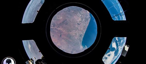 ANOMALY Outside The Space Station ANOMALY Outside The Space Station - Sputnik International