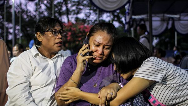 Relatives of passengers on Lion Air flight JT610, that crashed into the sea, cry as they wait at Halim Perdanakusuma Airport in Jakarta. Relatives of passengers on Lion Air flight JT610, that crashed into the sea, cry as they wait at Halim Perdanakusuma Airport in Jakarta. - Sputnik International