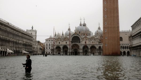 A man walks in the flooded St. Mark's Square during a high-water (Acqua Alta) alert in Venice on October 29, 2018 The flooding, caused by a convergence of high tides and a strong Sirocco wind, reached around 150 centimetres on October 29. A man walks in the flooded St. Mark's Square during a high-water (Acqua Alta) alert in Venice on October 29, 2018 The flooding, caused by a convergence of high tides and a strong Sirocco wind, reached around 150 centimetres on October 29. - Sputnik International