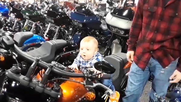 Motorcycle-Loving Tyke Gets Psyched Over Bike’s Engine - Sputnik International