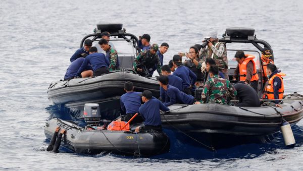 Rescue team members prepare to dive at the location where Lion Air flight JT610 crashed into the sea, in the north coast of Karawang regency, West Java province Indonesia, October 30, 2018 Rescue team members prepare to dive at the location where Lion Air flight JT610 crashed into the sea, in the north coast of Karawang regency, West Java province Indonesia, October 30, 2018 - Sputnik International