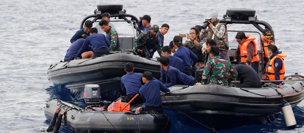 Rescue team members prepare to dive at the location where Lion Air flight JT610 crashed into the sea, in the north coast of Karawang regency, West Java province Indonesia, October 30, 2018 Rescue team members prepare to dive at the location where Lion Air flight JT610 crashed into the sea, in the north coast of Karawang regency, West Java province Indonesia, October 30, 2018 - Sputnik International