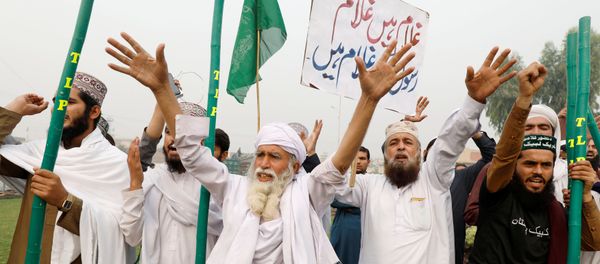 Supporters of the Tehrik-e-Labaik Pakistan, Islamist political party chant slogans, during a protest in Peshawar Supporters of the Tehrik-e-Labaik Pakistan, Islamist political party chant slogans, during a protest in Peshawar - Sputnik International