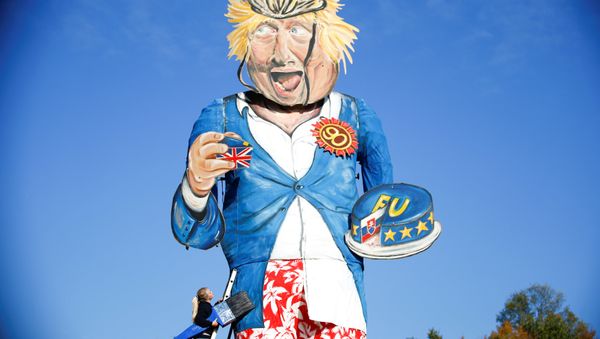 Artist Andrea Deans poses with the 11-metre effigy of Boris Johnson unveiled today ahead of the Edenbridge Bonfire Celebrations in Edenbridge, Britain October 31, 2018. - Sputnik International