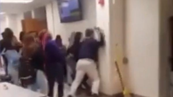 Teenagers arrested after initiating fight that later involved the assistant principal of Oakville High School - Sputnik International
