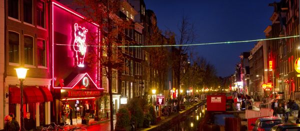 People walk through the red-light district, known as De Wallen, in Amsterdam, on October 13, 2011. - Sputnik International