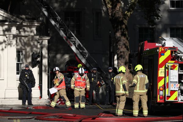Armed police stand by as firefighters are seen responding to a fire at the building next door to the Embassy of Saudi Arabia in London on November 2, 2018 Armed police stand by as firefighters are seen responding to a fire at the building next door to the Embassy of Saudi Arabia in London on November 2, 2018 - Sputnik International