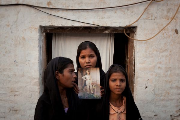 The daughters of Pakistani Christian woman Asia Bibi pose with an image of their mother while standing outside their residence in Sheikhupura located in Pakistan's Punjab Province (File) - Sputnik International