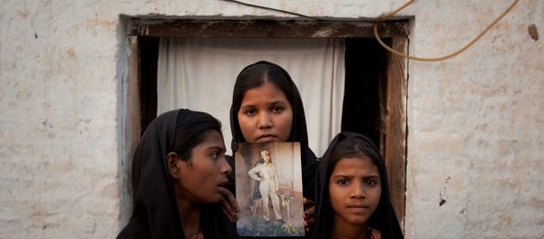 The daughters of Pakistani Christian woman Asia Bibi pose with an image of their mother while standing outside their residence in Sheikhupura located in Pakistan's Punjab Province (File) - Sputnik International