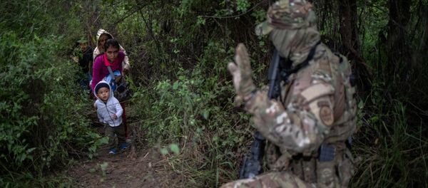 A member of the U.S. Border Patrol Tactical Unit (BORTAC) acknowledges family members after they illegally crossed the Rio Grande river into the United States from Mexico in Fronton, Texas, October 18, 2018 A member of the U.S. Border Patrol Tactical Unit (BORTAC) acknowledges family members after they illegally crossed the Rio Grande river into the United States from Mexico in Fronton, Texas, October 18, 2018 - Sputnik International