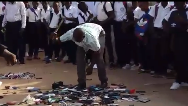 Man smashes students' phones using a hammer - Sputnik International