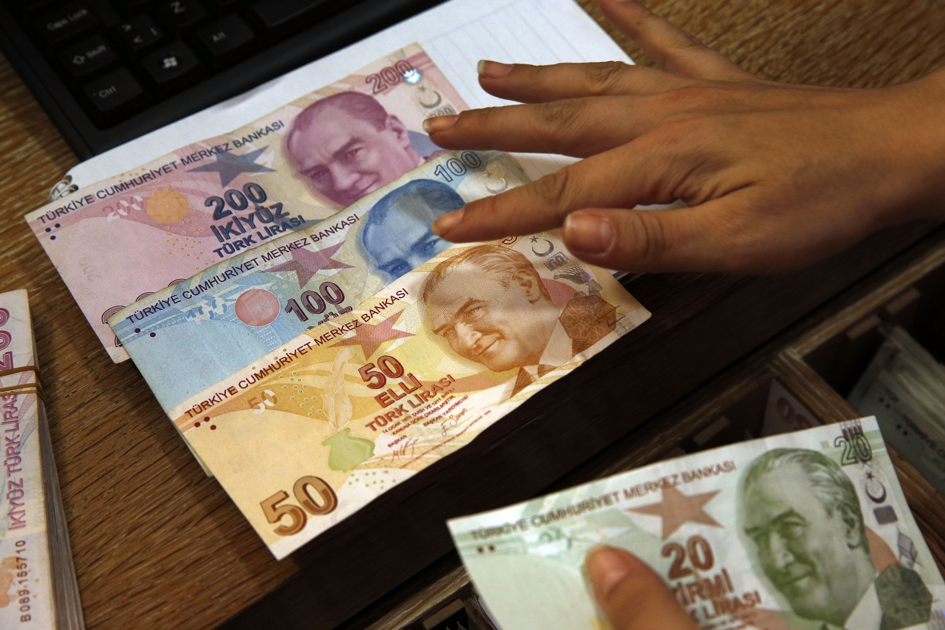 In this Wednesday, Aug. 15, 2018, file photo a worker at a currency exchange shop exhibits Turkish lira banknotes bearing pictures of modern Turkey's founder Mustafa Kemal Ataturk, in Istanbul.(file photo) In this Wednesday, Aug. 15, 2018, file photo a worker at a currency exchange shop exhibits Turkish lira banknotes bearing pictures of modern Turkey's founder Mustafa Kemal Ataturk, in Istanbul.(file photo) - Sputnik International, 1920, 31.12.2021