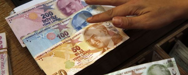 In this Wednesday, Aug. 15, 2018, file photo a worker at a currency exchange shop exhibits Turkish lira banknotes bearing pictures of modern Turkey's founder Mustafa Kemal Ataturk, in Istanbul.(file photo) In this Wednesday, Aug. 15, 2018, file photo a worker at a currency exchange shop exhibits Turkish lira banknotes bearing pictures of modern Turkey's founder Mustafa Kemal Ataturk, in Istanbul.(file photo) - Sputnik International