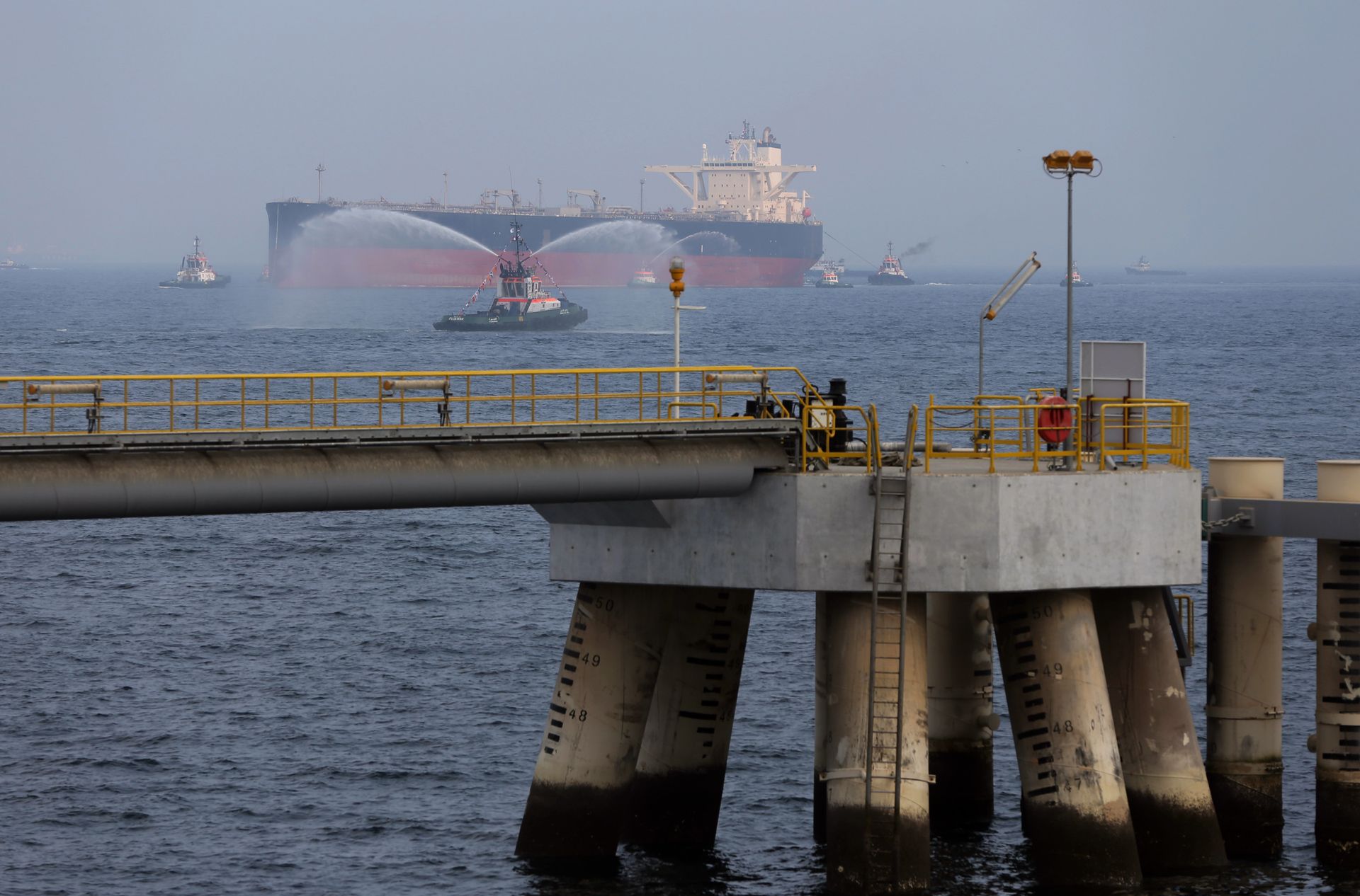 An oil tanker approaches a new jetty during the launch of the new $650 million oil facility in Fujairah, United Arab Emirates - Sputnik International, 1920, 05.01.2022