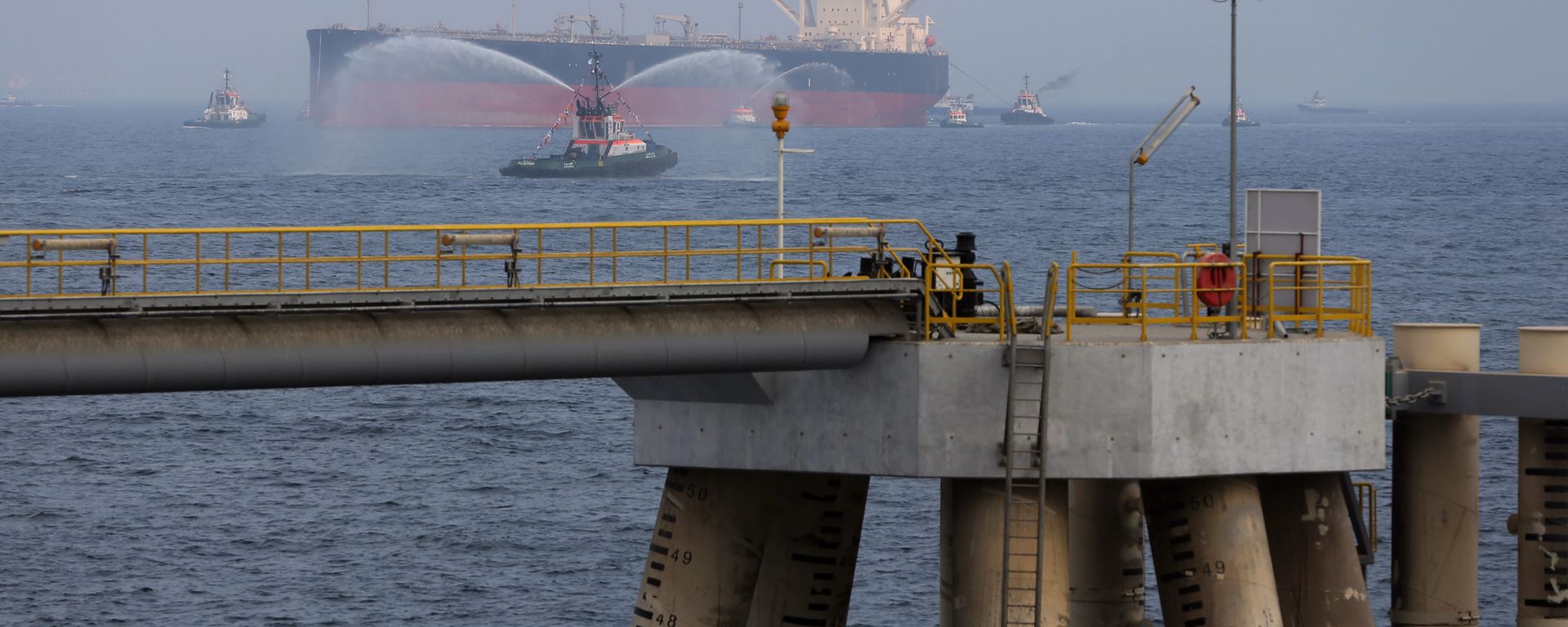 An oil tanker approaches a new jetty during the launch of the new $650 million oil facility in Fujairah, United Arab Emirates - Sputnik International, 1920, 04.05.2026