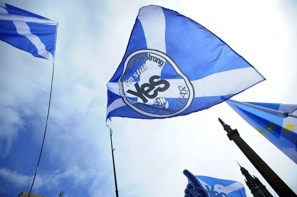Pro-Scottish Independence supporters with Scottish Saltire flags rally in George Square in Glasgow, Scotland on July 30, 2016 to call for Scottish independence from the UK. Pro-Scottish Independence supporters with Scottish Saltire flags rally in George Square in Glasgow, Scotland on July 30, 2016 to call for Scottish independence from the UK. - Sputnik International