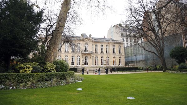 People visit the French Prime minister residency Hotel Matignon's garden, on January 5, 2013 in Paris. - Sputnik International