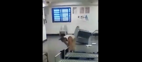 Surveillance footage show Rikers Island correctional officer and inmate fighting one another in common area Surveillance footage show Rikers Island correctional officer and inmate fighting one another in common area - Sputnik International