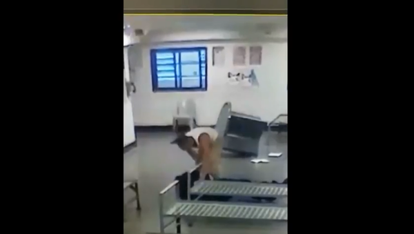 Surveillance footage show Rikers Island correctional officer and inmate fighting one another in common area - Sputnik International