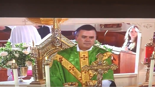 Screaming man interrupts Catholic TV network’s live mass - Sputnik International