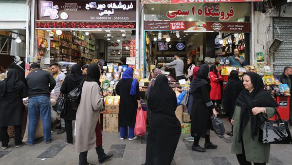 Iranians shop at the grand bazar in the capital Tehran on November 3, 2018 Iranians shop at the grand bazar in the capital Tehran on November 3, 2018 - Sputnik International