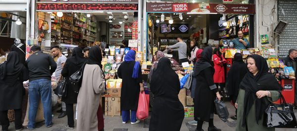 Iranians shop at the grand bazar in the capital Tehran on November 3, 2018 - Sputnik International