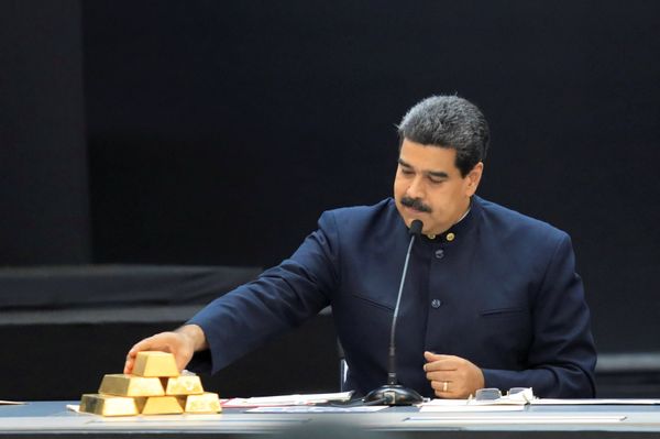 Venezuela's President Nicolas Maduro touches a gold bar as he speaks during a meeting with the ministers responsible for the economic sector at Miraflores Palace in Caracas, Venezuela March 22, 2018 - Sputnik International