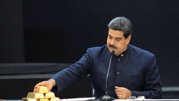 Venezuela's President Nicolas Maduro touches a gold bar as he speaks during a meeting with the ministers responsible for the economic sector at Miraflores Palace in Caracas, Venezuela March 22, 2018 Venezuela's President Nicolas Maduro touches a gold bar as he speaks during a meeting with the ministers responsible for the economic sector at Miraflores Palace in Caracas, Venezuela March 22, 2018 - Sputnik International