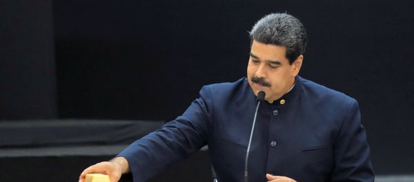 Venezuela's President Nicolas Maduro touches a gold bar as he speaks during a meeting with the ministers responsible for the economic sector at Miraflores Palace in Caracas, Venezuela March 22, 2018 - Sputnik International
