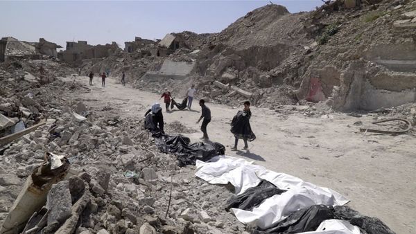 In this image made from video taken on Monday, April 9, 2018, bodies are recovered by volunteers in Mosul's Old City - Sputnik International