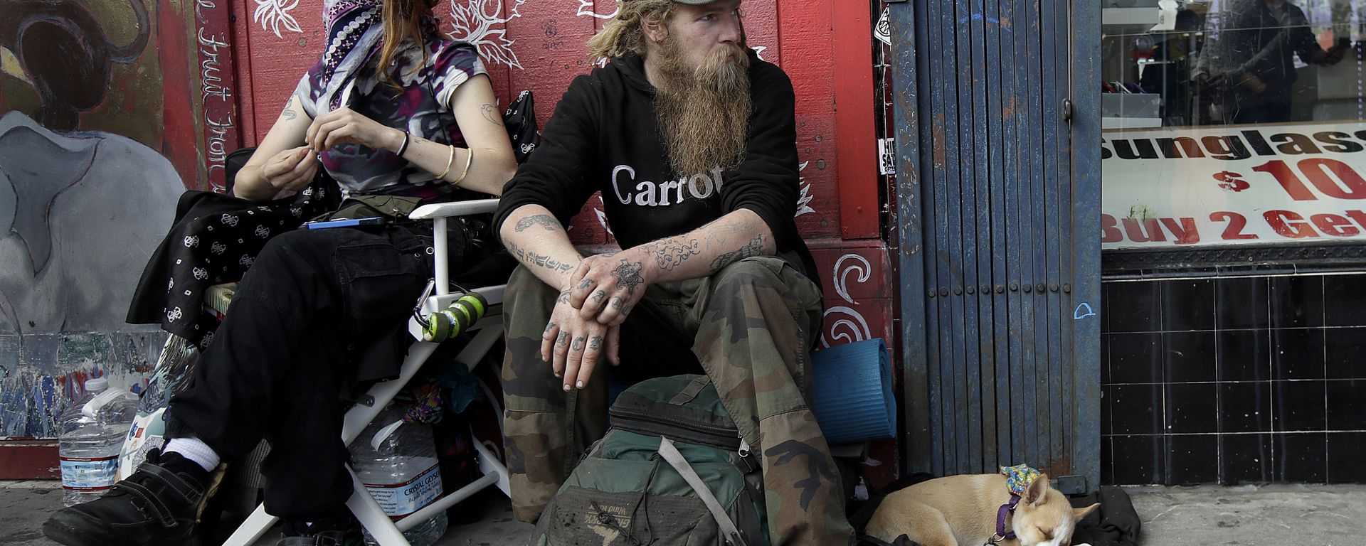 In this Oct. 1, 2018 photo, Stormy Nichole Day, left, sits on a sidewalk on Haight Street with Nord (last name not given) and his dog Hobo while interviewed about being homeless in San Francisco In this Oct. 1, 2018 photo, Stormy Nichole Day, left, sits on a sidewalk on Haight Street with Nord (last name not given) and his dog Hobo while interviewed about being homeless in San Francisco - Sputnik International, 1920, 11.11.2023