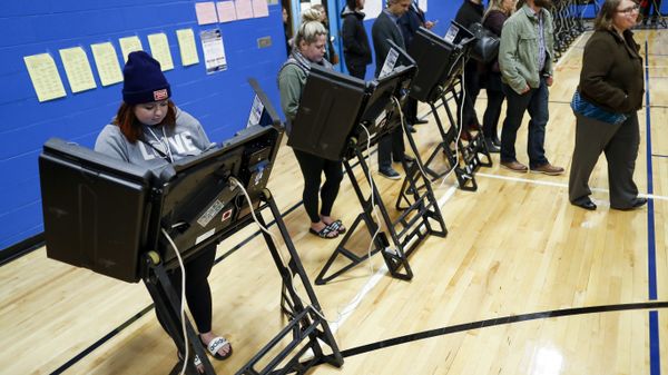 Voters in Ohio cast their ballots electronically during the 2018 midterm elections - Sputnik International