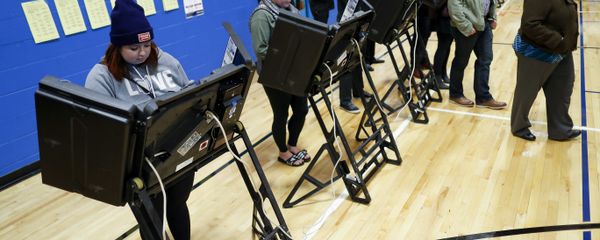 Voters in Ohio cast their ballots electronically during the 2018 midterm elections - Sputnik International