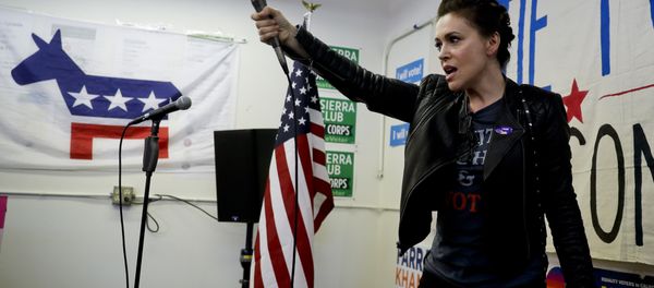Actress Alyssa Milano speaks at a campaign event for democratic congressional candidate Katie Porter on Tuesday, Nov. 6, 2018, in Tustin, Calif. - Sputnik International