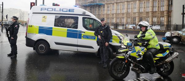 Armed and motorcycle police officers stand next to the Houses of Parliament after an area of the Victoria Embankment was cordoned off, in London, Britain, October 17, 2018. Armed and motorcycle police officers stand next to the Houses of Parliament after an area of the Victoria Embankment was cordoned off, in London, Britain, October 17, 2018. - Sputnik International