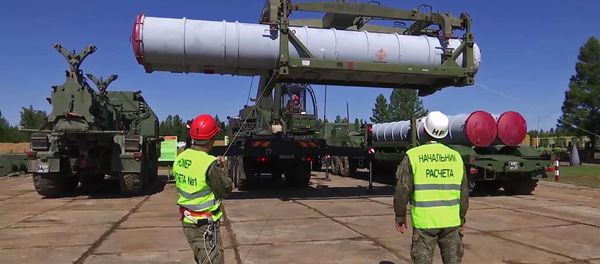 Military personel load missile into S-300 air defense missile system during exercises of the Air Defence Forces, as part of Vostok-2018 (East-2018) military drills, in Chukotka Region, Russia, September 12, 2018 - Sputnik International