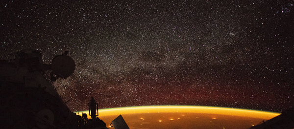 Astronaut aboard the International Space Station captures image of orange airglow enveloping Earth Astronaut aboard the International Space Station captures image of orange airglow enveloping Earth - Sputnik International