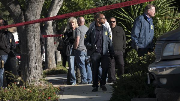 FBI investigators arrive outside the house of David Ian Long, the identified shooter in Wednesday's attack on a country music bar in Southern California, as they wait to search the residence on Thursday, Nov. 8, 2018, in Newbury Park, Calif. FBI investigators arrive outside the house of David Ian Long, the identified shooter in Wednesday's attack on a country music bar in Southern California, as they wait to search the residence on Thursday, Nov. 8, 2018, in Newbury Park, Calif. - Sputnik International