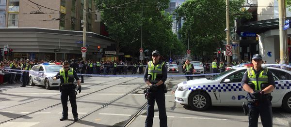 Policemen block members of the public from walking towards the Bourke Street mall in central Melbourne, Australia, November 9, 2018 - Sputnik International