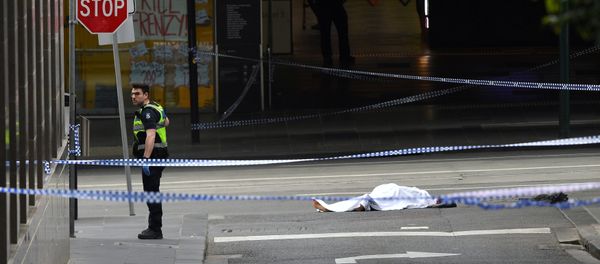 A policeman stands near a body covered with a sheet near the Bourke Street mall in central Melbourne, Australia, November 9, 2018 - Sputnik International