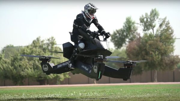 Hoverbike S3 2019 Dubai Police flying lesson - Sputnik International