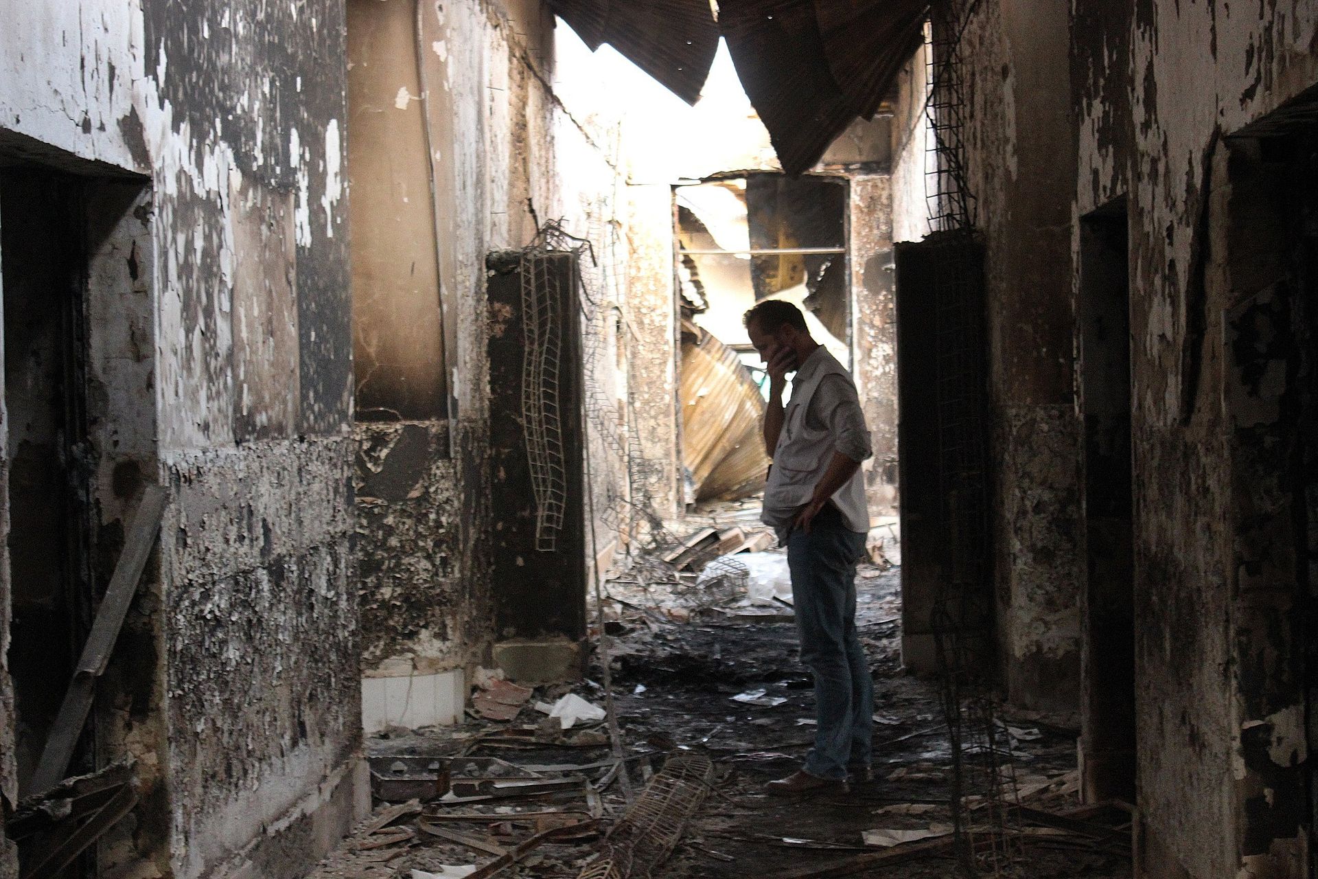 In this Friday, Oct. 16, 2015 photo, an employee of Doctors Without Borders walks inside the charred remains of their hospital after it was hit by a U.S. airstrike in Kunduz, Afghanistan In this Friday, Oct. 16, 2015 photo, an employee of Doctors Without Borders walks inside the charred remains of their hospital after it was hit by a U.S. airstrike in Kunduz, Afghanistan - Sputnik International, 1920, 05.04.2022